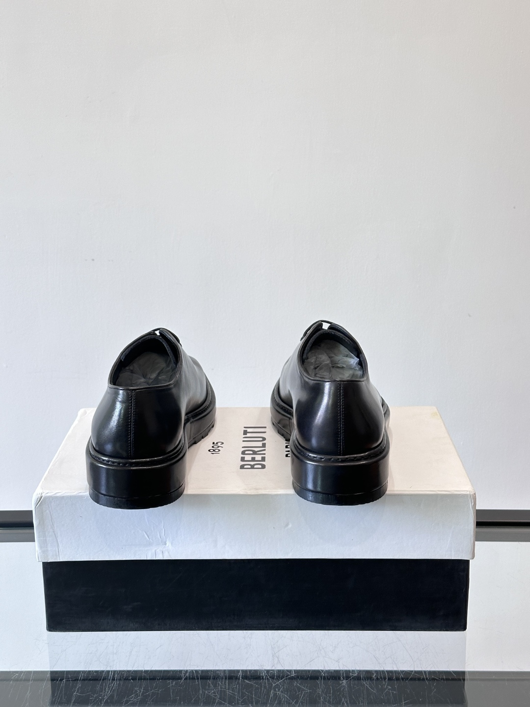 BERLUTI布鲁提男士商务正装皮鞋采用黑色光面软皮，鞋型修长，低调简约，适合搭配西装或休闲西裤。鞋底为