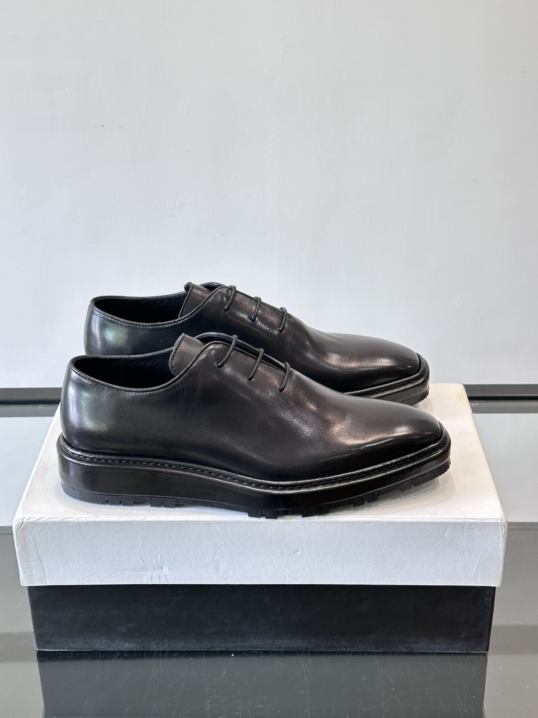 BERLUTI布鲁提男士商务正装皮鞋采用黑色光面软皮，鞋型修长，低调简约，适合搭配西装或休闲西裤。鞋底为