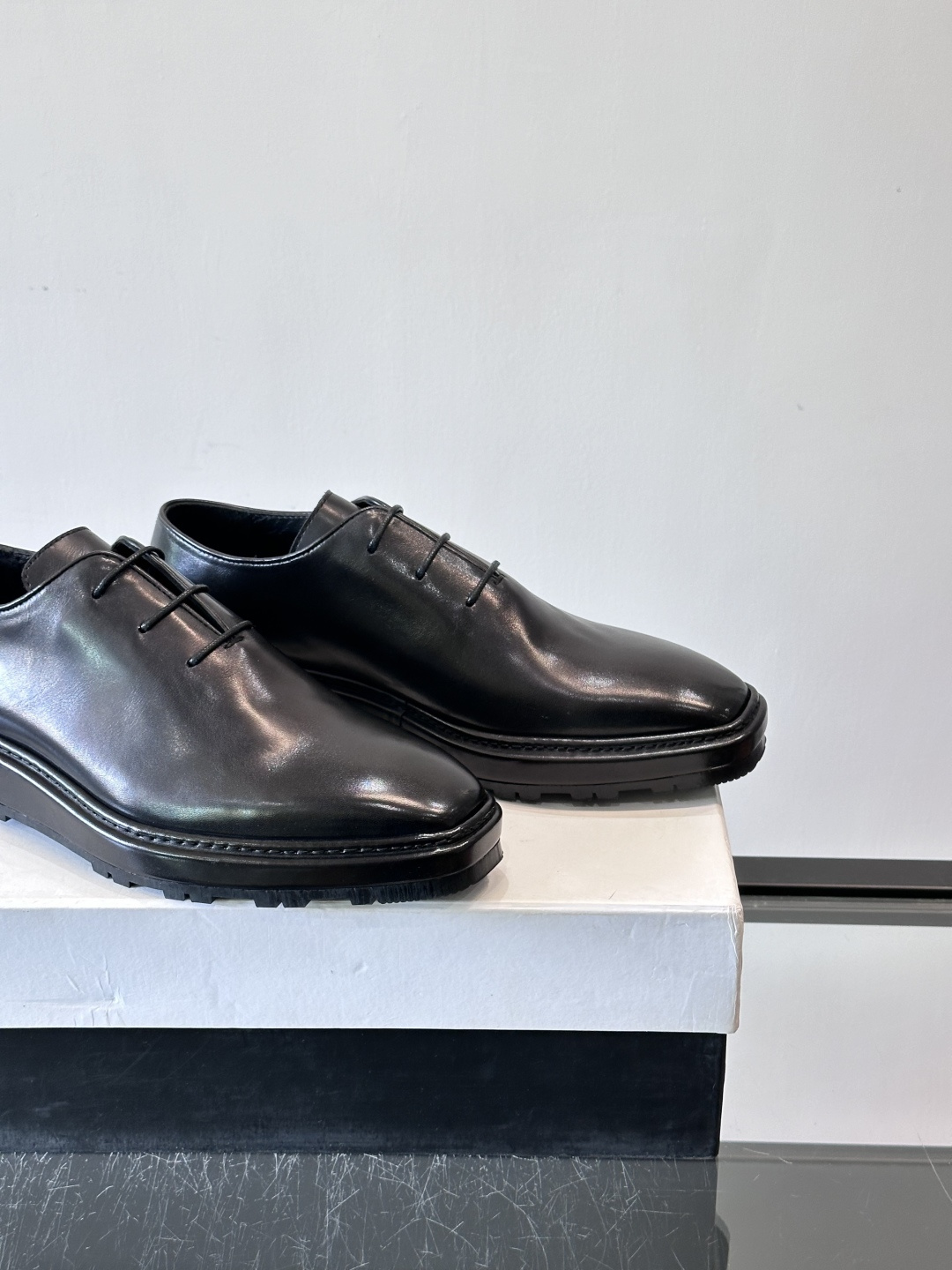 BERLUTI布鲁提男士商务正装皮鞋采用黑色光面软皮，鞋型修长，低调简约，适合搭配西装或休闲西裤。鞋底为