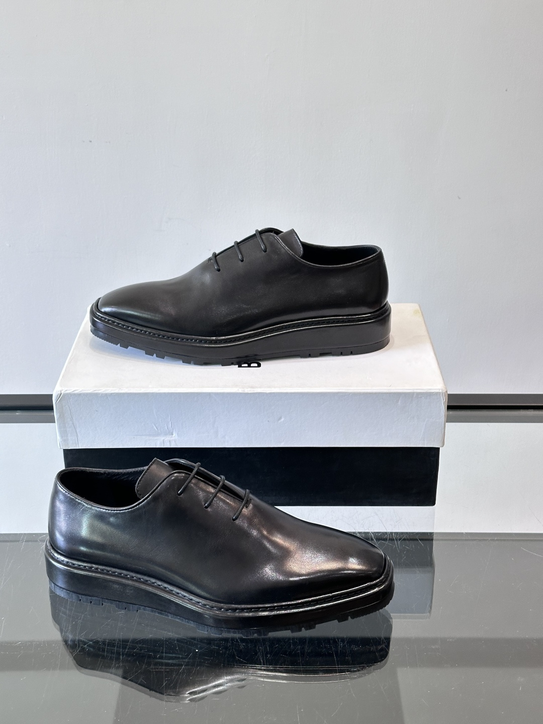 BERLUTI布鲁提男士商务正装皮鞋采用黑色光面软皮，鞋型修长，低调简约，适合搭配西装或休闲西裤。鞋底为