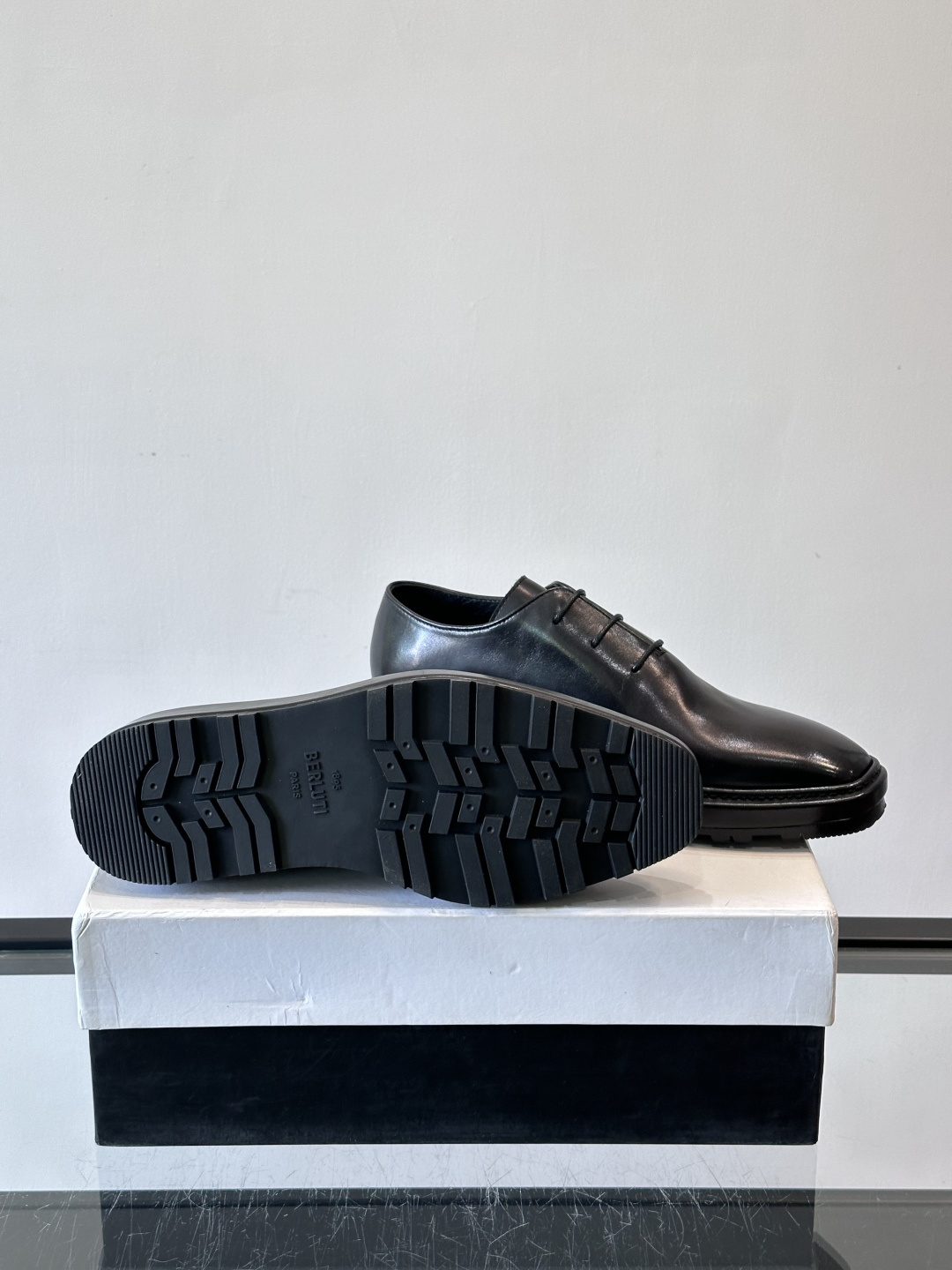 BERLUTI布鲁提男士商务正装皮鞋采用黑色光面软皮，鞋型修长，低调简约，适合搭配西装或休闲西裤。鞋底为