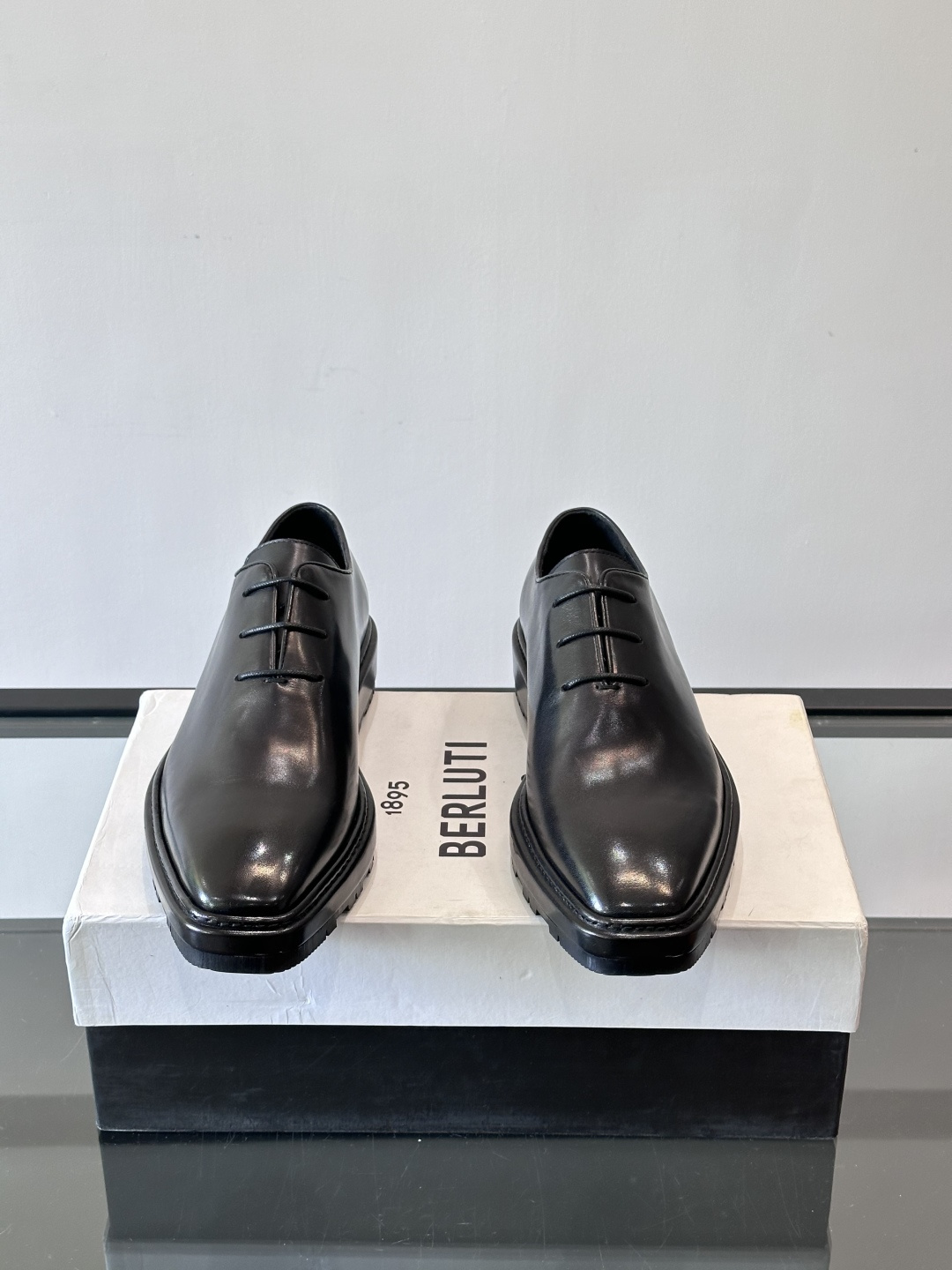 BERLUTI布鲁提男士商务正装皮鞋采用黑色光面软皮，鞋型修长，低调简约，适合搭配西装或休闲西裤。鞋底为