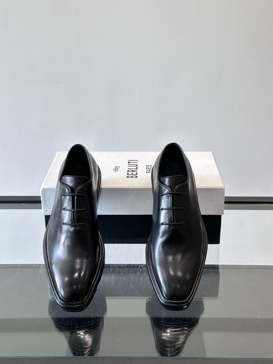 BERLUTI布鲁提男士商务正装皮鞋采用黑色光面软皮，鞋型修长，低调简约，适合搭配西装或休闲西裤。鞋底为