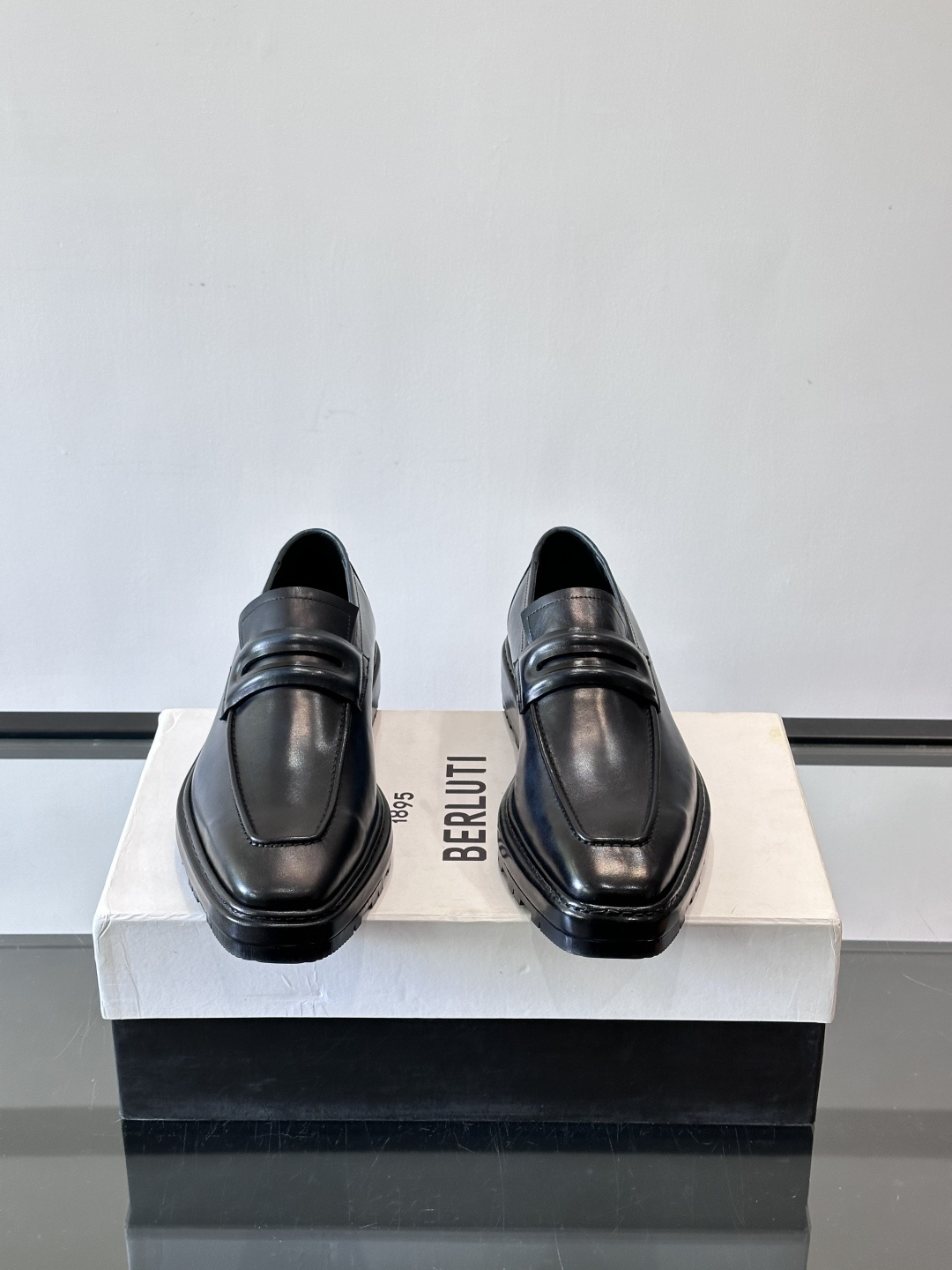 BERLUTI布鲁提男士商务正装皮鞋采用黑色光面软皮，鞋型修长，低调简约，适合搭配西装或休闲西裤。鞋底为