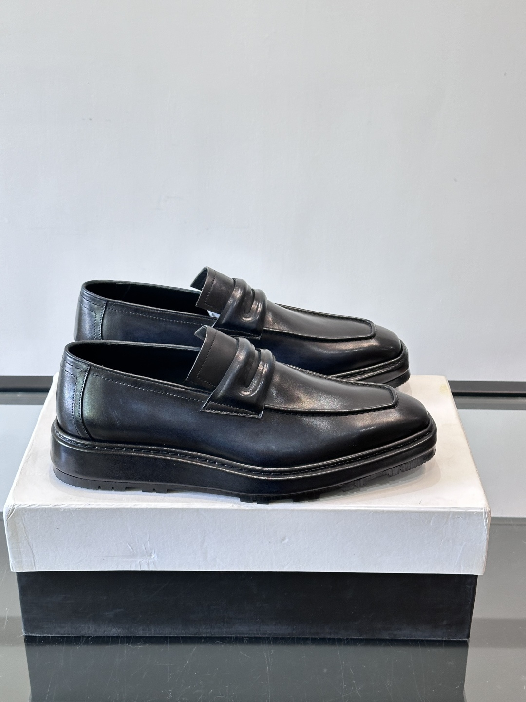 BERLUTI布鲁提男士商务正装皮鞋采用黑色光面软皮，鞋型修长，低调简约，适合搭配西装或休闲西裤。鞋底为