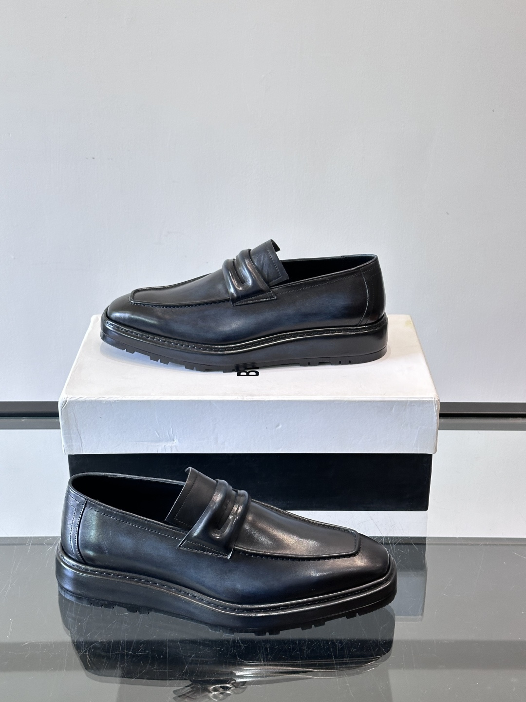 BERLUTI布鲁提男士商务正装皮鞋采用黑色光面软皮，鞋型修长，低调简约，适合搭配西装或休闲西裤。鞋底为