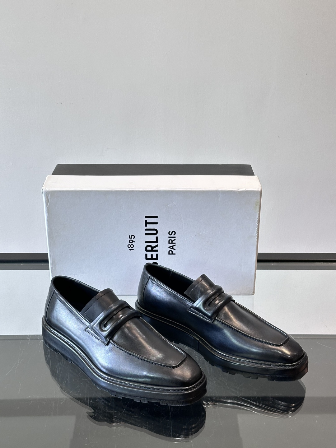 BERLUTI布鲁提男士商务正装皮鞋采用黑色光面软皮，鞋型修长，低调简约，适合搭配西装或休闲西裤。鞋底为