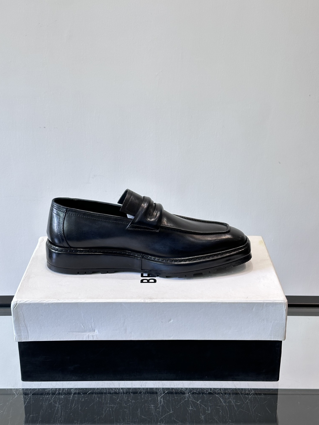 BERLUTI布鲁提男士商务正装皮鞋采用黑色光面软皮，鞋型修长，低调简约，适合搭配西装或休闲西裤。鞋底为