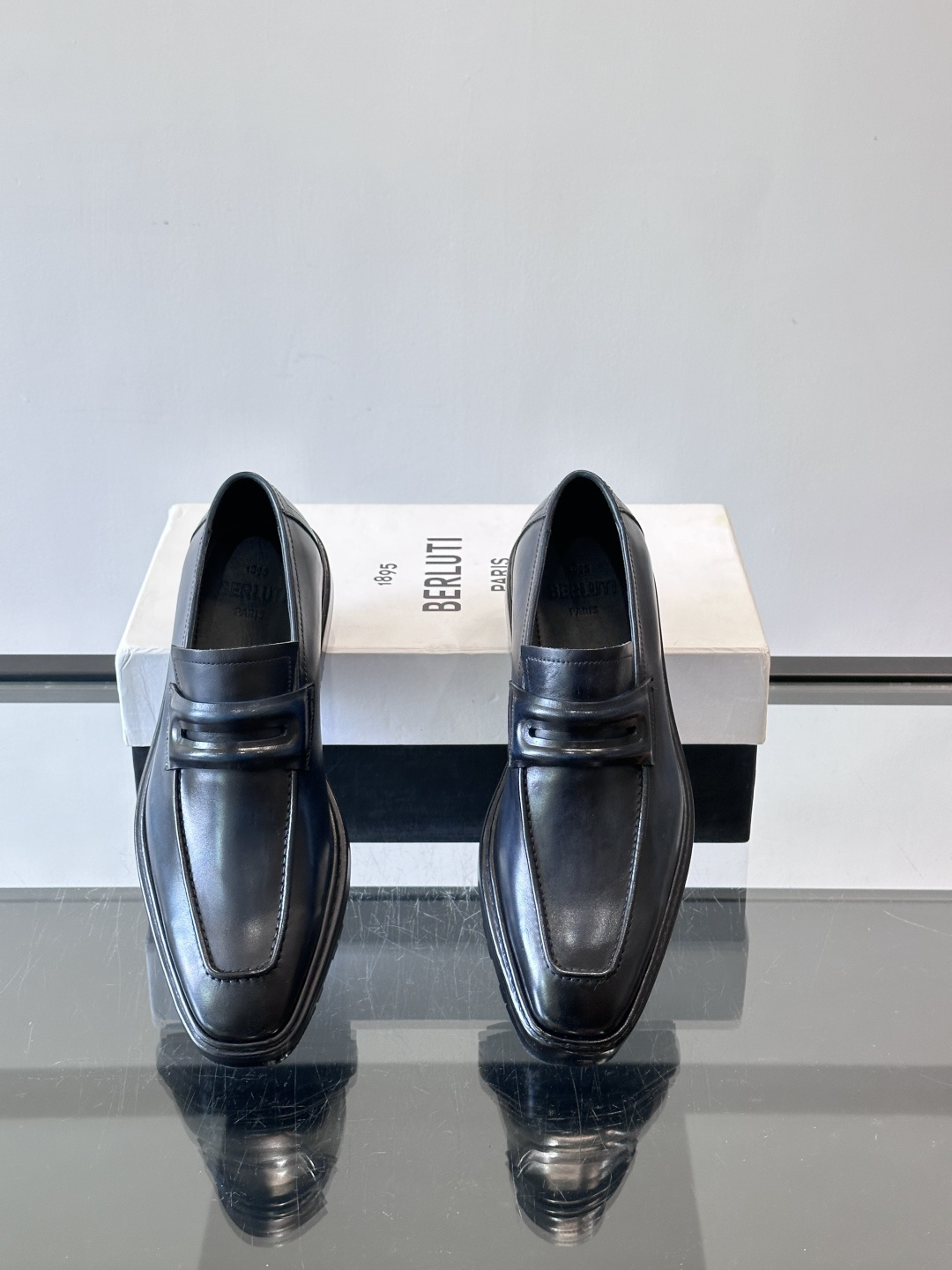 BERLUTI布鲁提男士商务正装皮鞋采用黑色光面软皮，鞋型修长，低调简约，适合搭配西装或休闲西裤。鞋底为