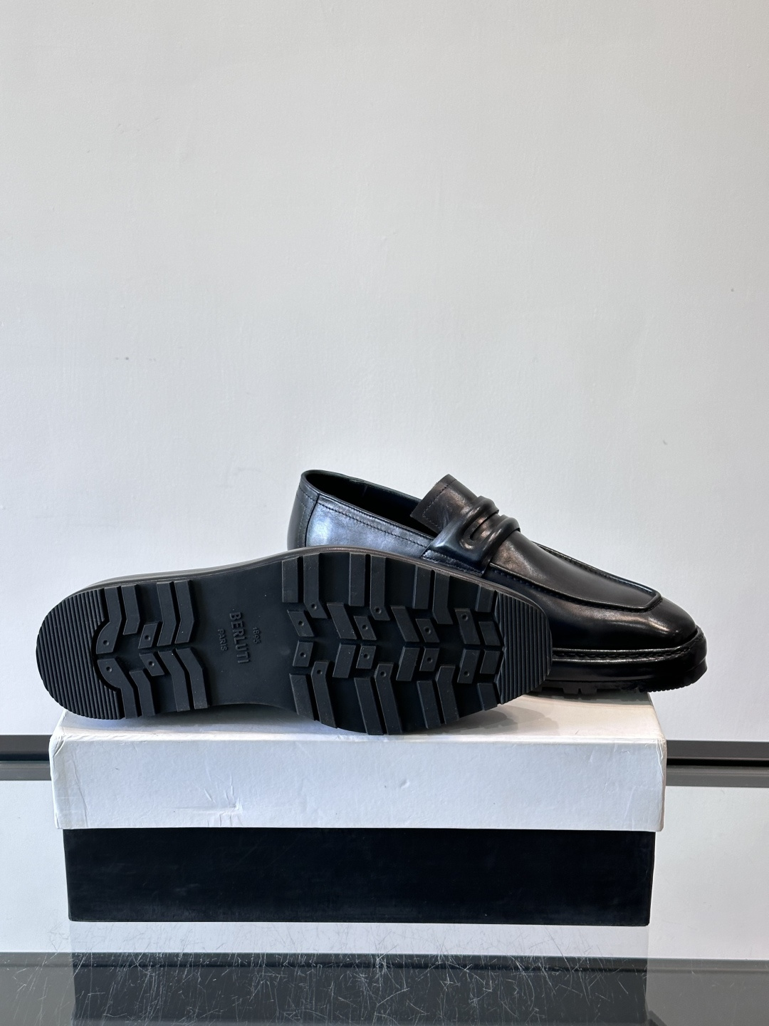 BERLUTI布鲁提男士商务正装皮鞋采用黑色光面软皮，鞋型修长，低调简约，适合搭配西装或休闲西裤。鞋底为