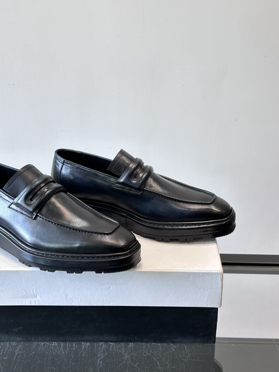 BERLUTI布鲁提男士商务正装皮鞋采用黑色光面软皮，鞋型修长，低调简约，适合搭配西装或休闲西裤。鞋底为