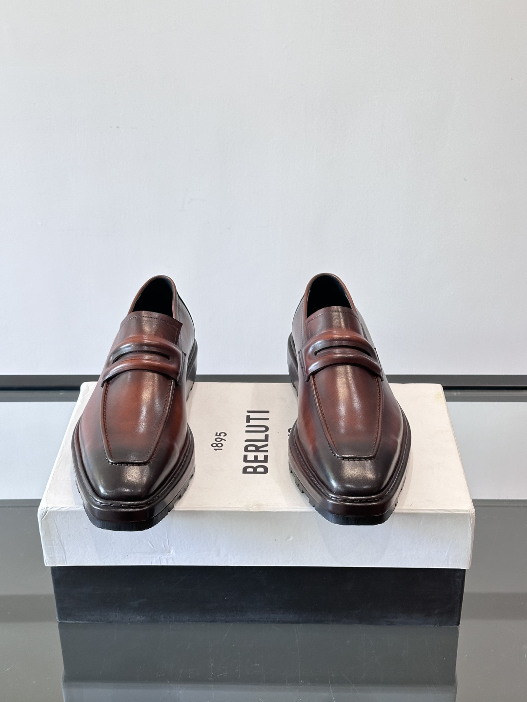 BERLUTI布鲁提男士商务正装皮鞋采用黑色光面软皮，鞋型修长，低调简约，适合搭配西装或休闲西裤。鞋底为