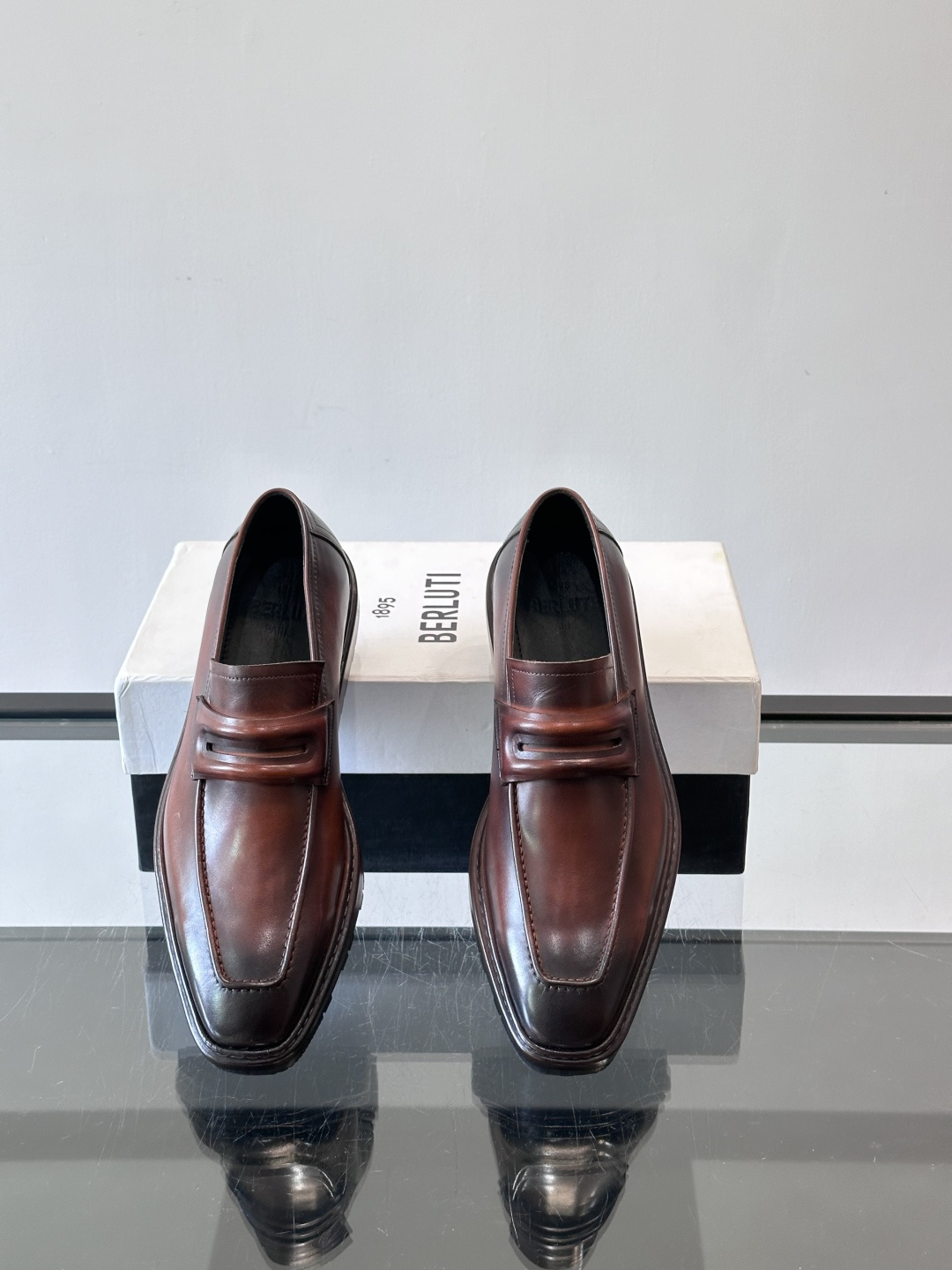 BERLUTI布鲁提男士商务正装皮鞋采用黑色光面软皮，鞋型修长，低调简约，适合搭配西装或休闲西裤。鞋底为