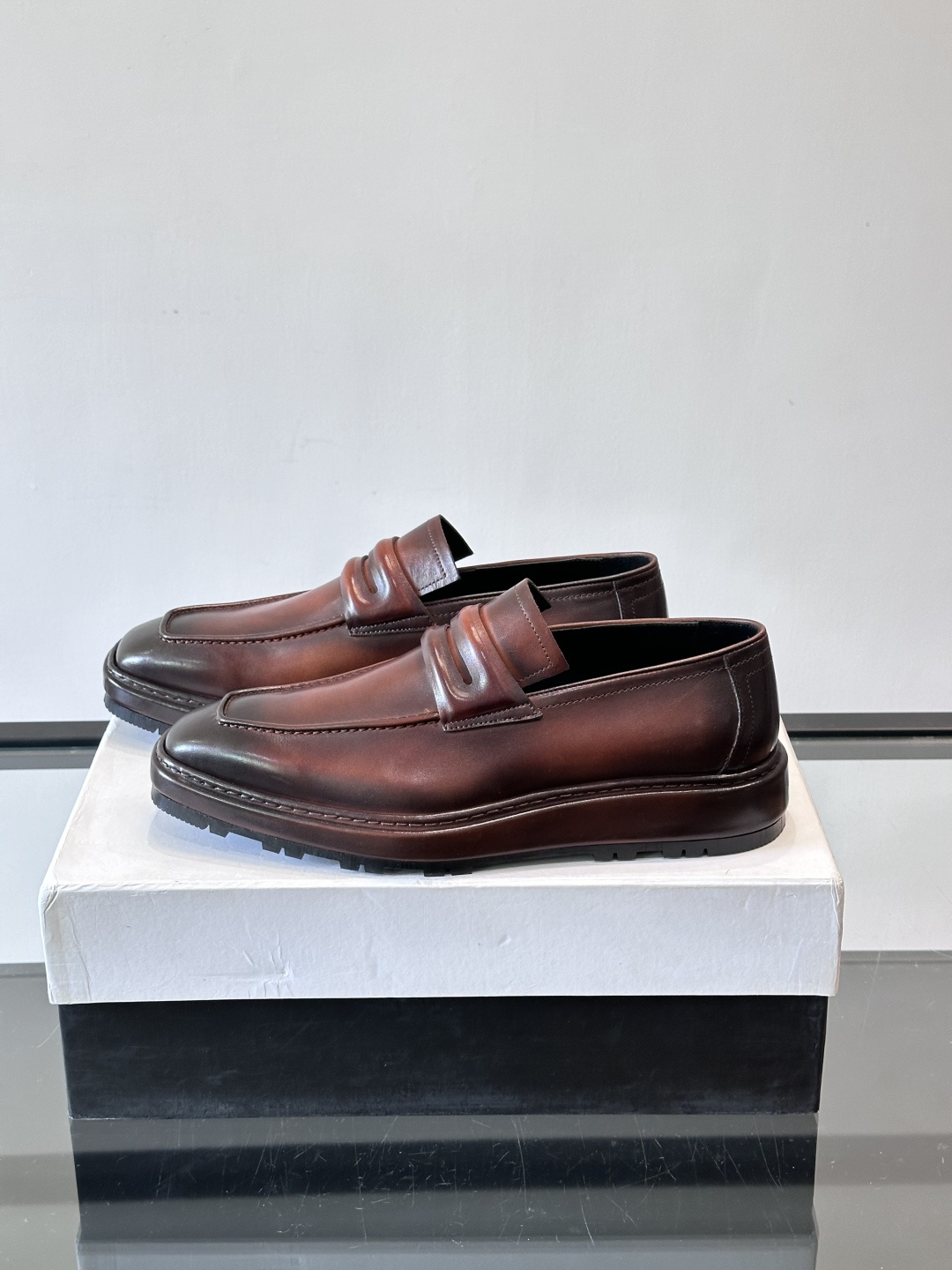 BERLUTI布鲁提男士商务正装皮鞋采用黑色光面软皮，鞋型修长，低调简约，适合搭配西装或休闲西裤。鞋底为