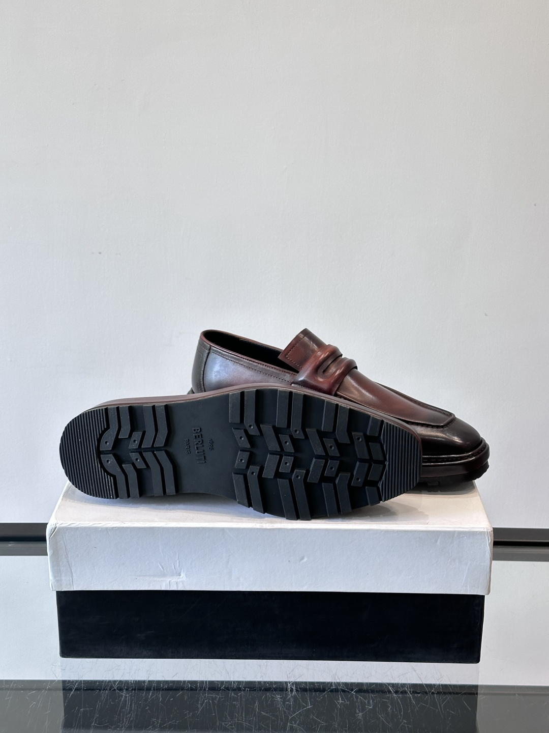 BERLUTI布鲁提男士商务正装皮鞋采用黑色光面软皮，鞋型修长，低调简约，适合搭配西装或休闲西裤。鞋底为