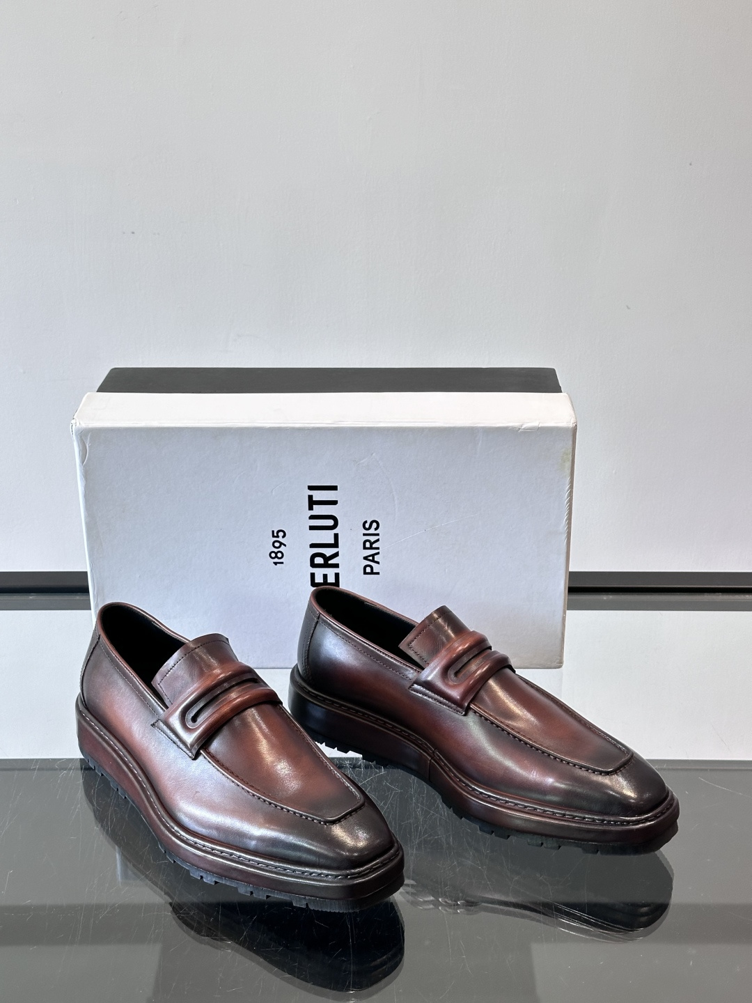 BERLUTI布鲁提男士商务正装皮鞋采用黑色光面软皮，鞋型修长，低调简约，适合搭配西装或休闲西裤。鞋底为