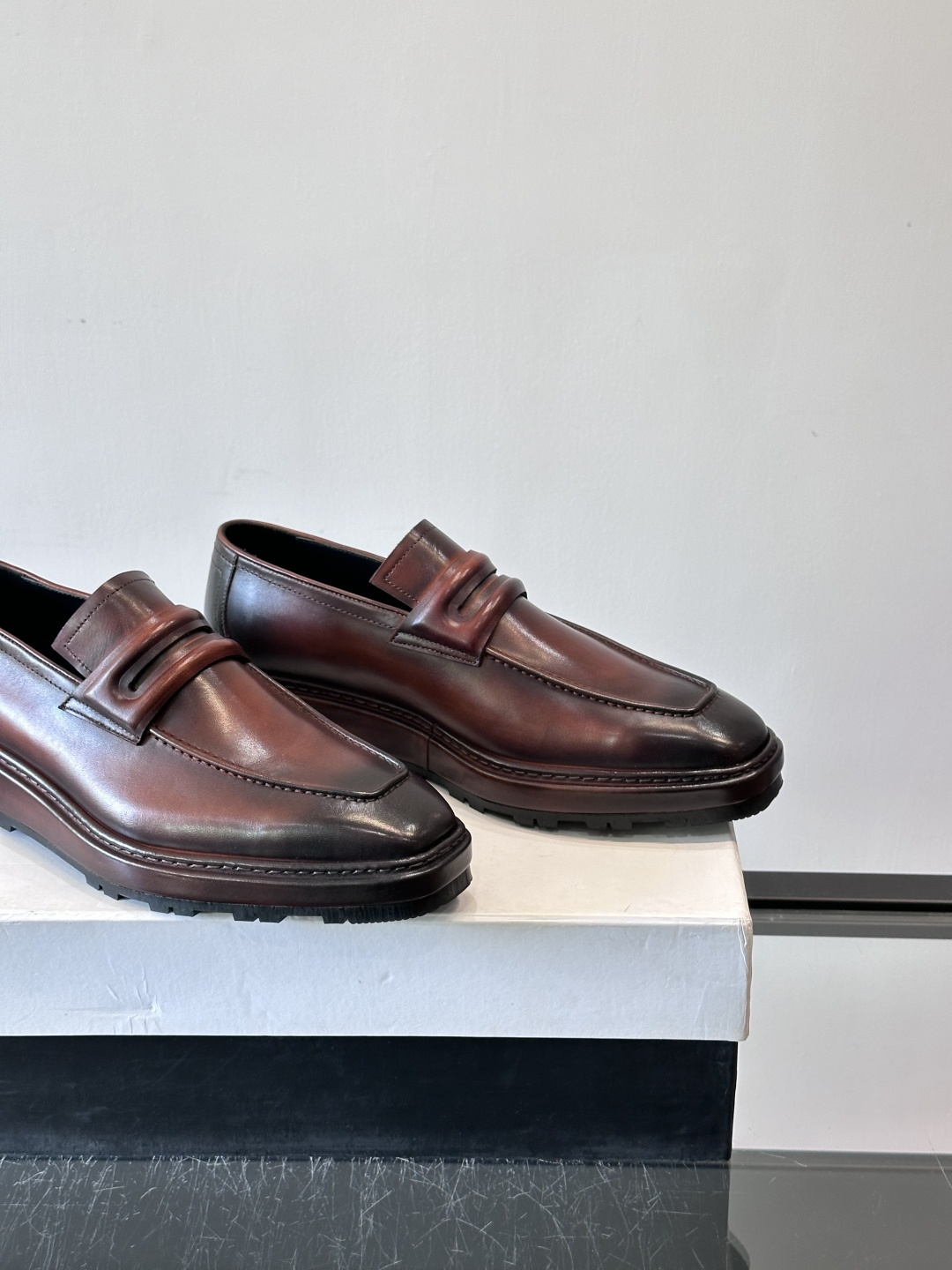 BERLUTI布鲁提男士商务正装皮鞋采用黑色光面软皮，鞋型修长，低调简约，适合搭配西装或休闲西裤。鞋底为