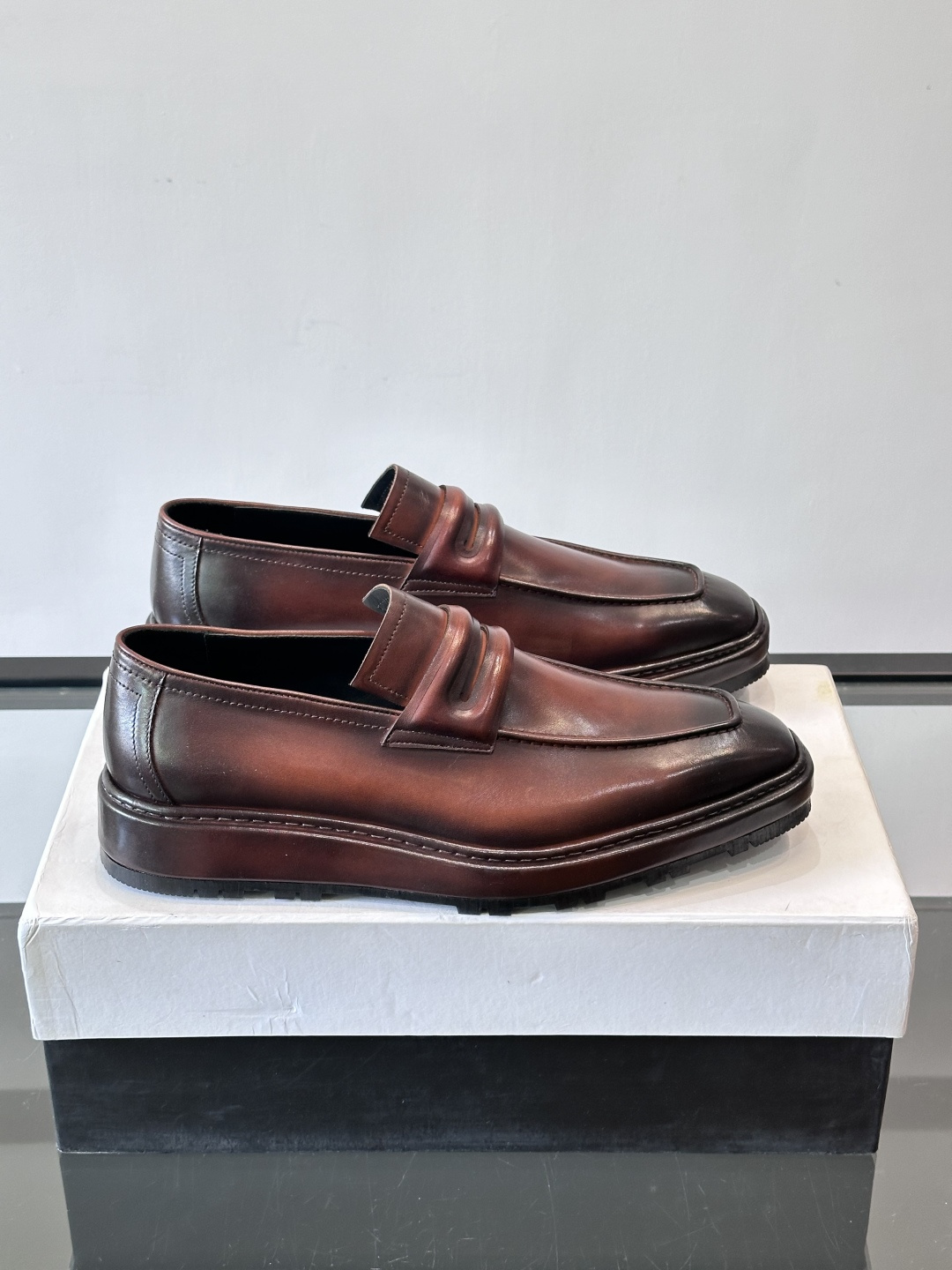 BERLUTI布鲁提男士商务正装皮鞋采用黑色光面软皮，鞋型修长，低调简约，适合搭配西装或休闲西裤。鞋底为