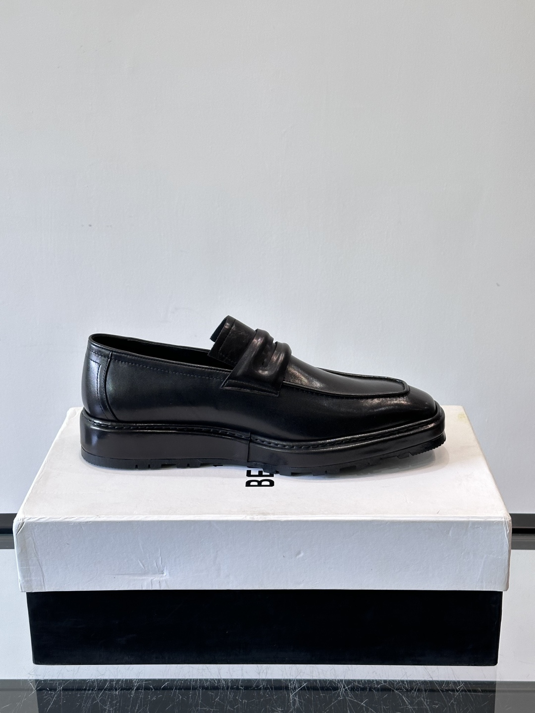 BERLUTI布鲁提男士商务正装皮鞋采用黑色光面软皮，鞋型修长，低调简约，适合搭配西装或休闲西裤。鞋底为