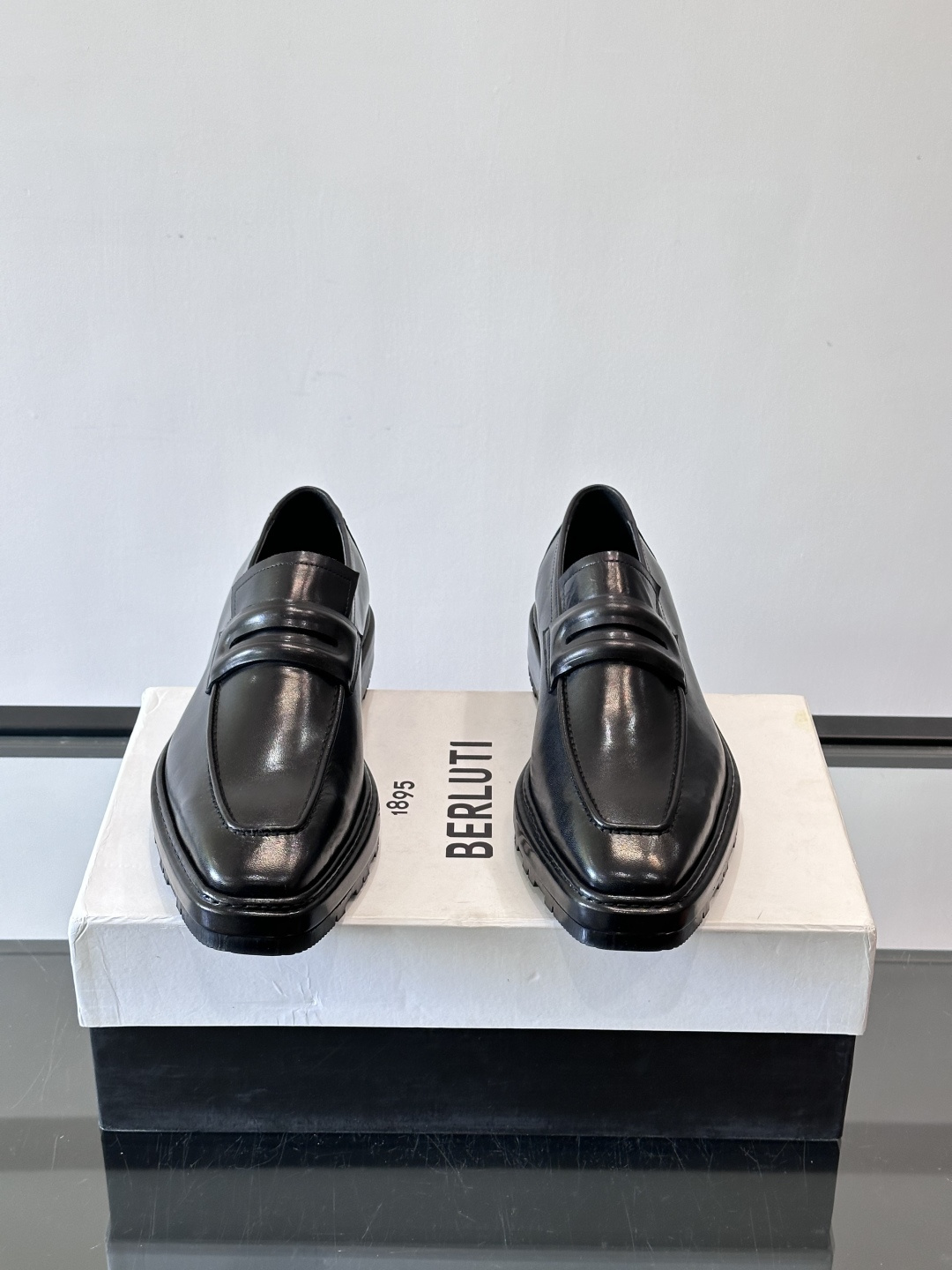 BERLUTI布鲁提男士商务正装皮鞋采用黑色光面软皮，鞋型修长，低调简约，适合搭配西装或休闲西裤。鞋底为