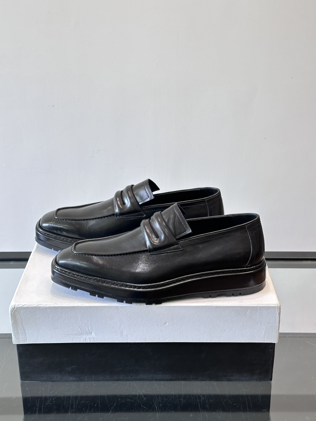 BERLUTI布鲁提男士商务正装皮鞋采用黑色光面软皮，鞋型修长，低调简约，适合搭配西装或休闲西裤。鞋底为