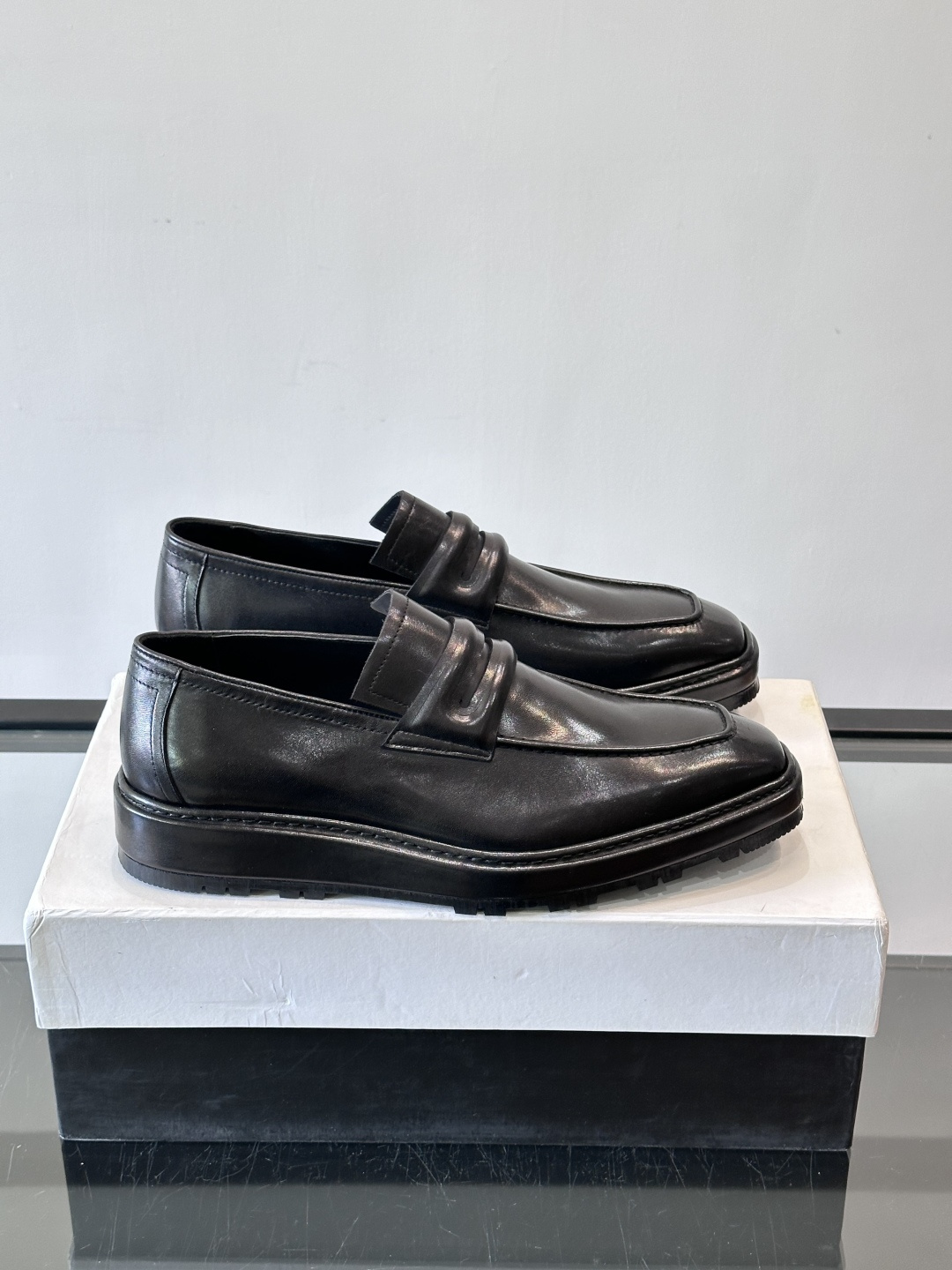 BERLUTI布鲁提男士商务正装皮鞋采用黑色光面软皮，鞋型修长，低调简约，适合搭配西装或休闲西裤。鞋底为