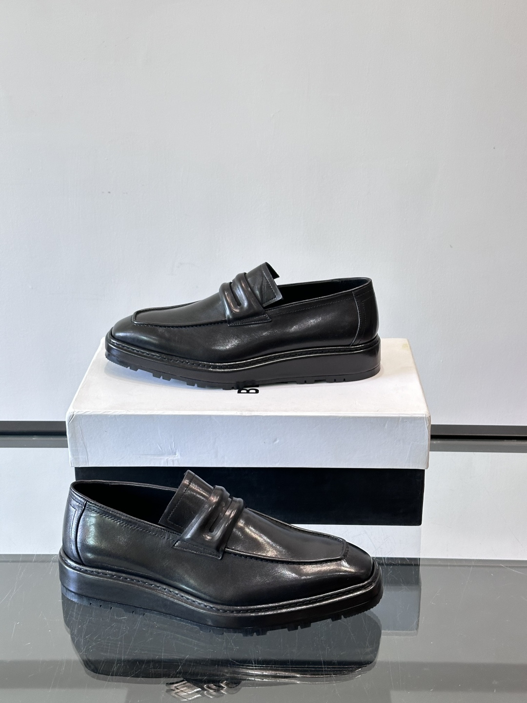 BERLUTI布鲁提男士商务正装皮鞋采用黑色光面软皮，鞋型修长，低调简约，适合搭配西装或休闲西裤。鞋底为