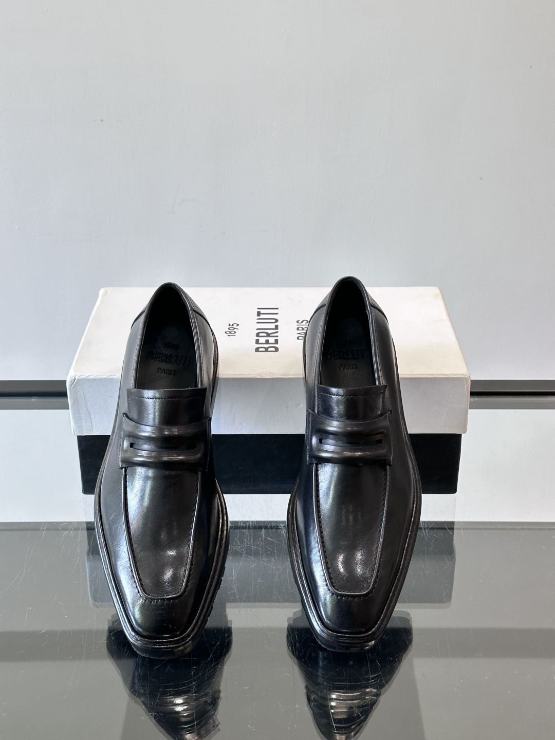BERLUTI布鲁提男士商务正装皮鞋采用黑色光面软皮，鞋型修长，低调简约，适合搭配西装或休闲西裤。鞋底为