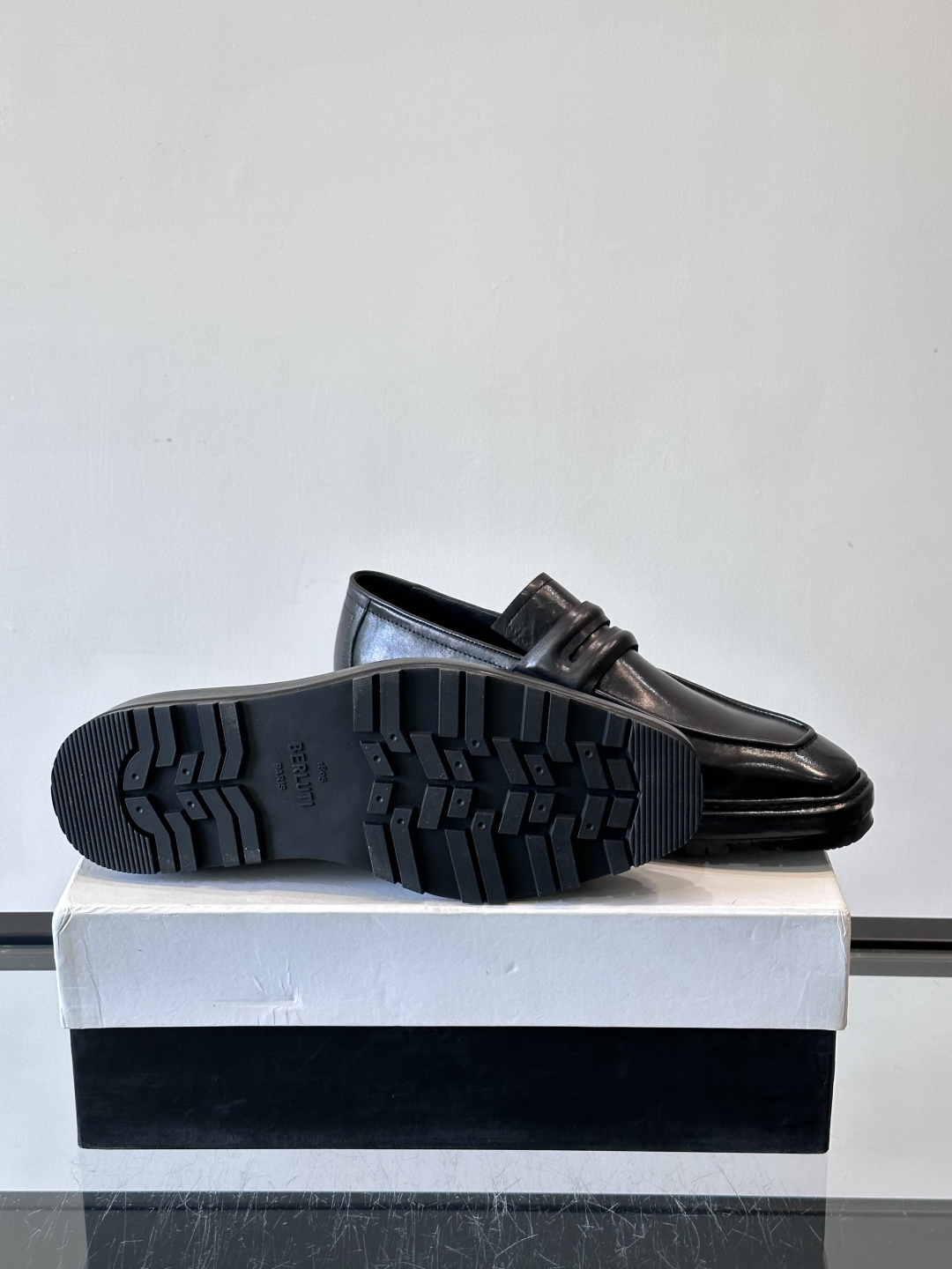 BERLUTI布鲁提男士商务正装皮鞋采用黑色光面软皮，鞋型修长，低调简约，适合搭配西装或休闲西裤。鞋底为