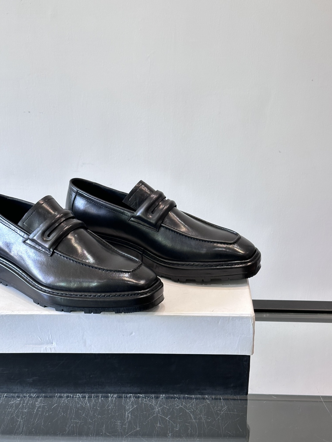 BERLUTI布鲁提男士商务正装皮鞋采用黑色光面软皮，鞋型修长，低调简约，适合搭配西装或休闲西裤。鞋底为