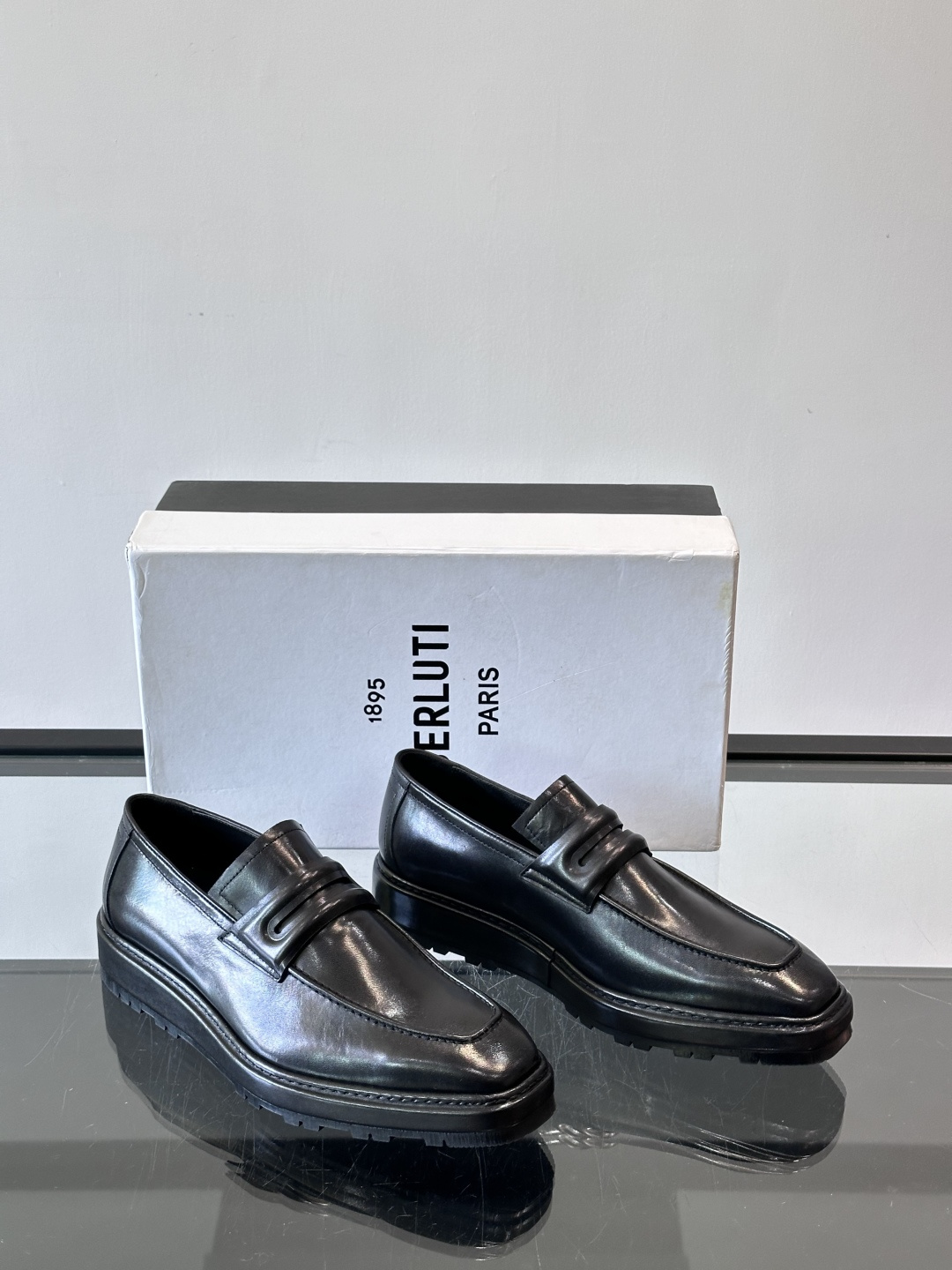 BERLUTI布鲁提男士商务正装皮鞋采用黑色光面软皮，鞋型修长，低调简约，适合搭配西装或休闲西裤。鞋底为