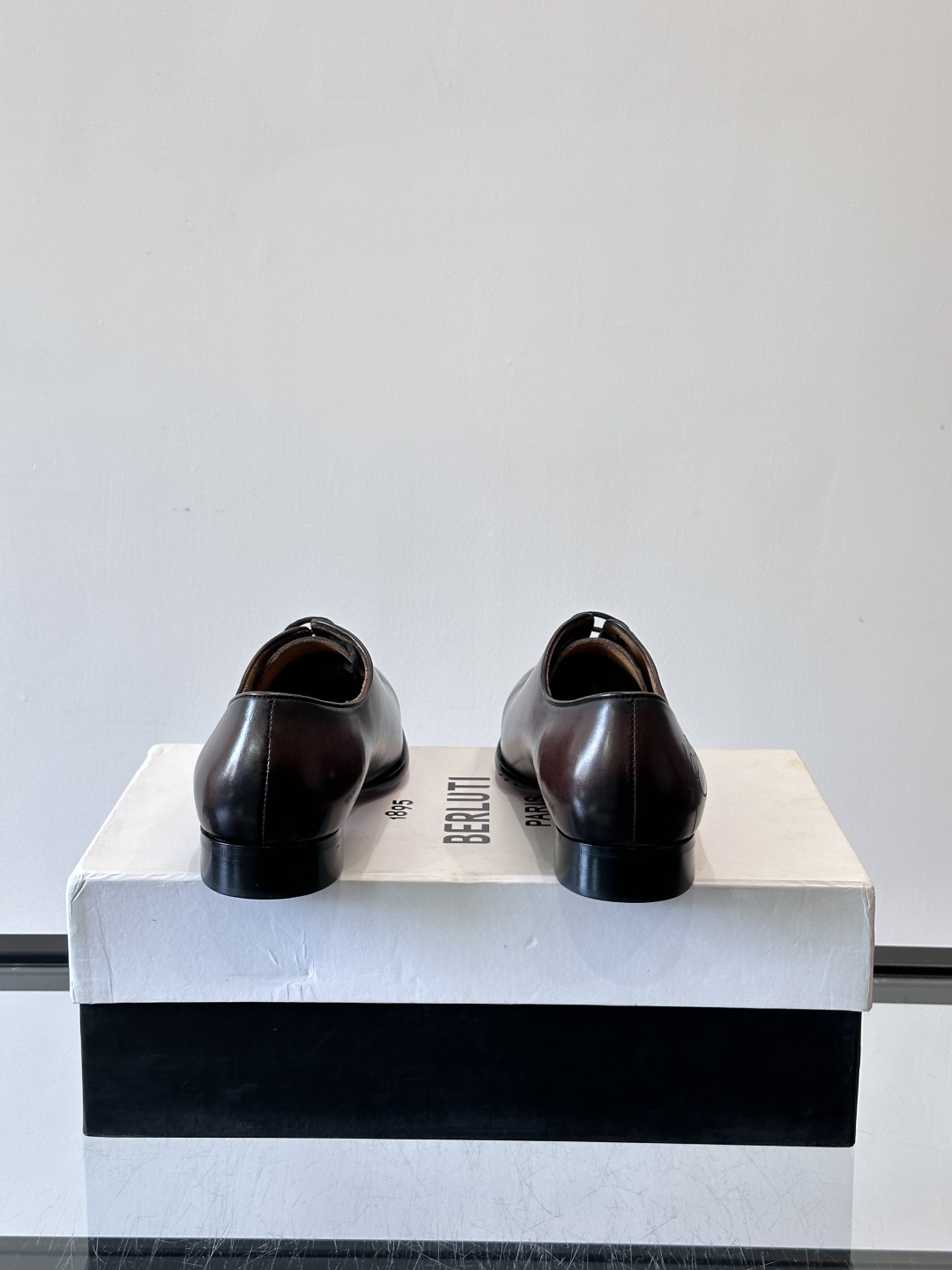 BERLUTI布鲁提男士商务正装皮鞋采用黑色光面软皮，鞋型修长，低调简约，适合搭配西装或休闲西裤。鞋底为