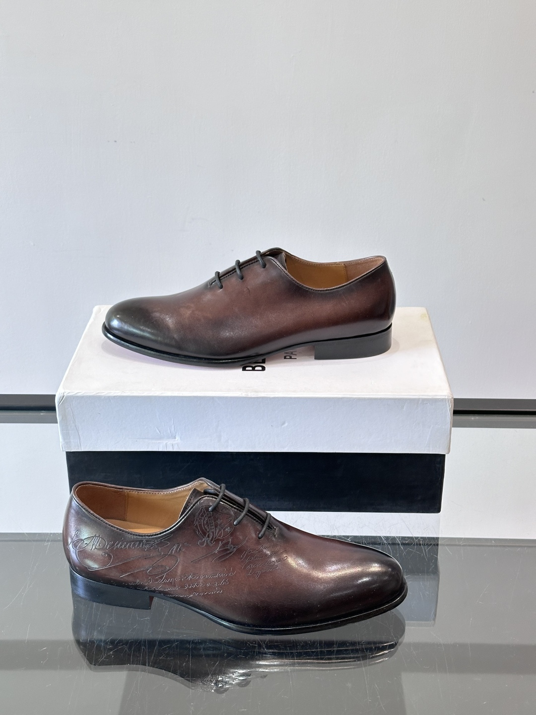 BERLUTI布鲁提男士商务正装皮鞋采用黑色光面软皮，鞋型修长，低调简约，适合搭配西装或休闲西裤。鞋底为