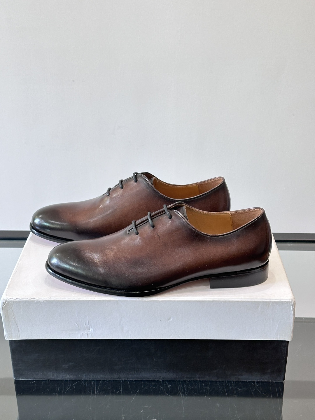 BERLUTI布鲁提男士商务正装皮鞋采用黑色光面软皮，鞋型修长，低调简约，适合搭配西装或休闲西裤。鞋底为