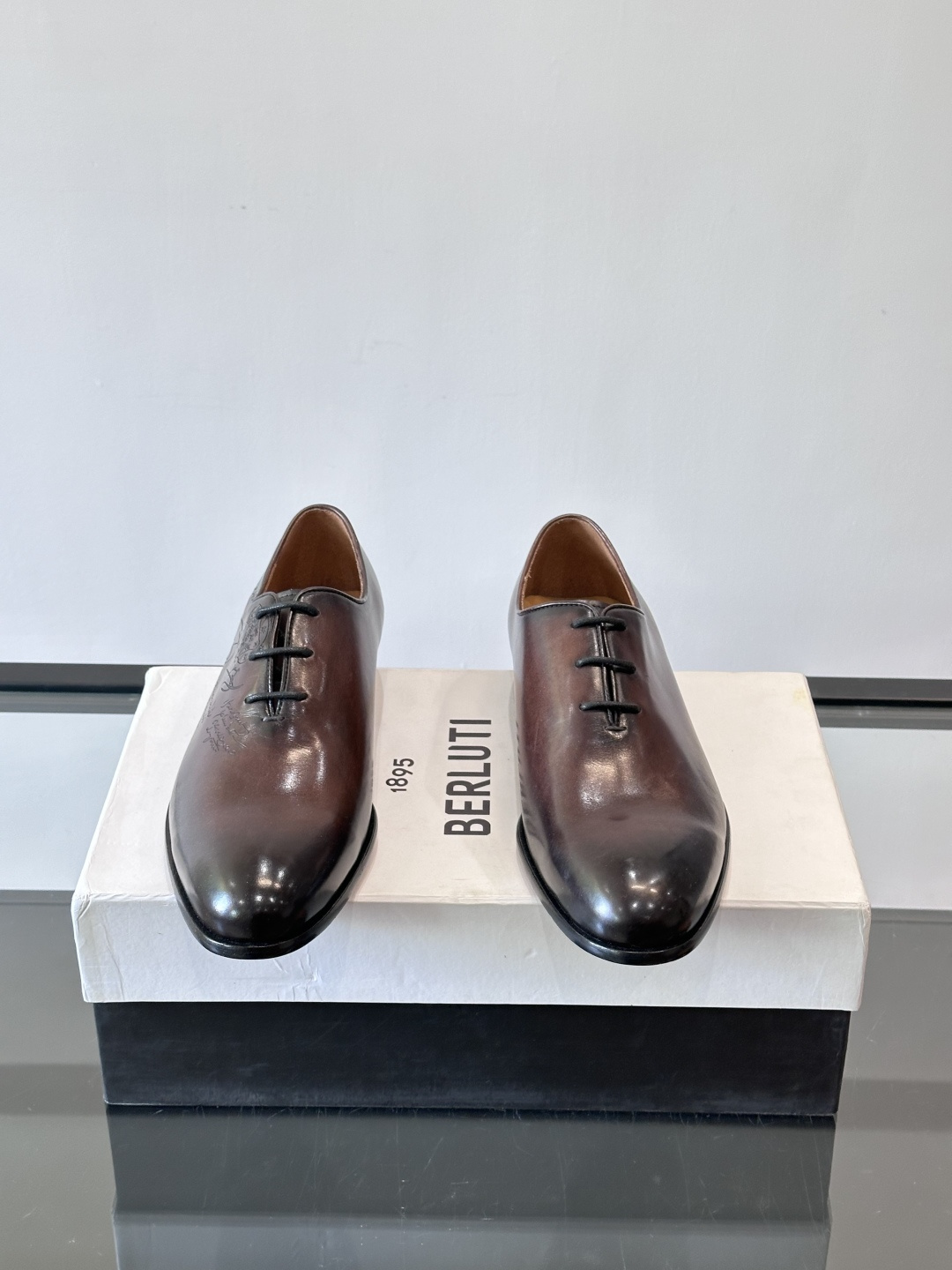 BERLUTI布鲁提男士商务正装皮鞋采用黑色光面软皮，鞋型修长，低调简约，适合搭配西装或休闲西裤。鞋底为