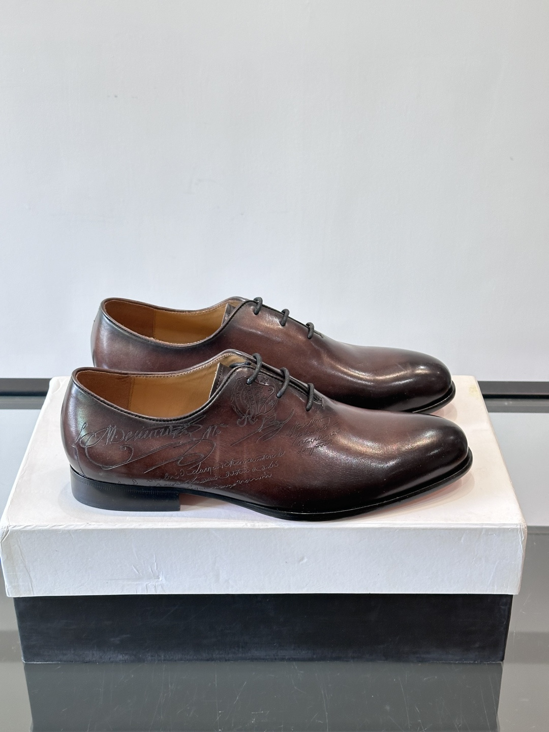 BERLUTI布鲁提男士商务正装皮鞋采用黑色光面软皮，鞋型修长，低调简约，适合搭配西装或休闲西裤。鞋底为