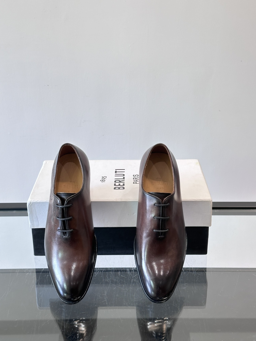 BERLUTI布鲁提男士商务正装皮鞋采用黑色光面软皮，鞋型修长，低调简约，适合搭配西装或休闲西裤。鞋底为