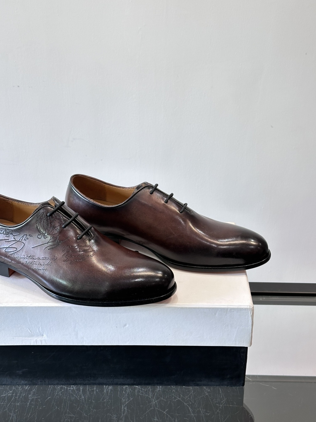 BERLUTI布鲁提男士商务正装皮鞋采用黑色光面软皮，鞋型修长，低调简约，适合搭配西装或休闲西裤。鞋底为