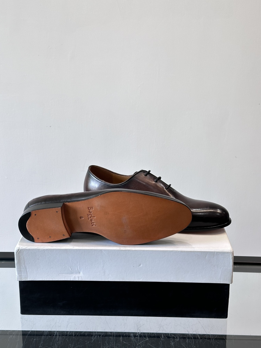 BERLUTI布鲁提男士商务正装皮鞋采用黑色光面软皮，鞋型修长，低调简约，适合搭配西装或休闲西裤。鞋底为