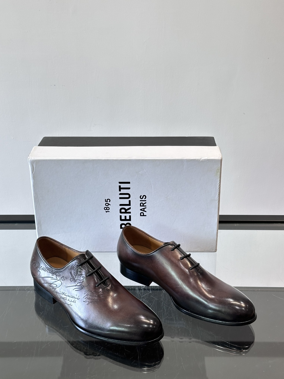 BERLUTI布鲁提男士商务正装皮鞋采用黑色光面软皮，鞋型修长，低调简约，适合搭配西装或休闲西裤。鞋底为