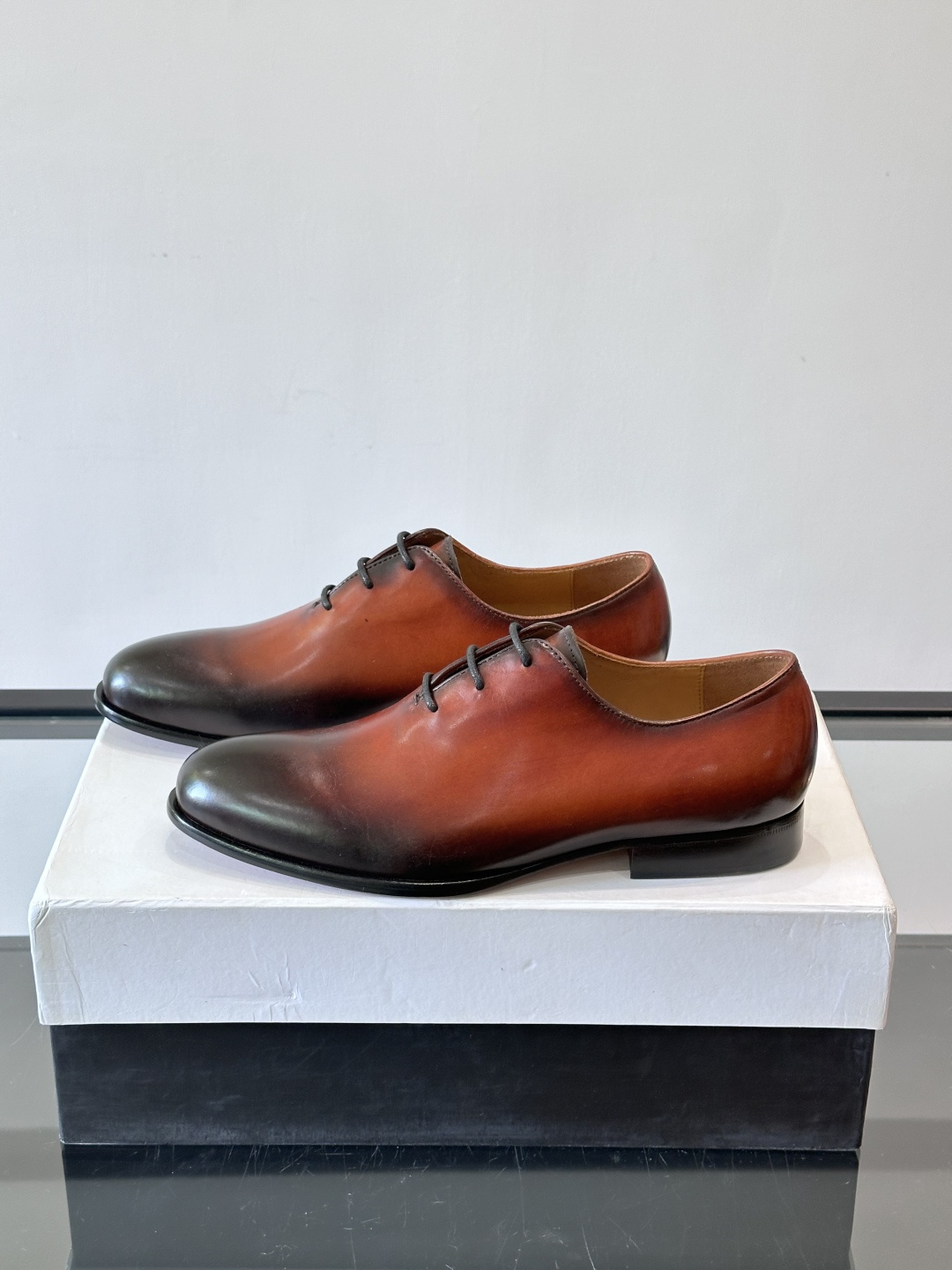 BERLUTI布鲁提男士商务正装皮鞋采用黑色光面软皮，鞋型修长，低调简约，适合搭配西装或休闲西裤。鞋底为