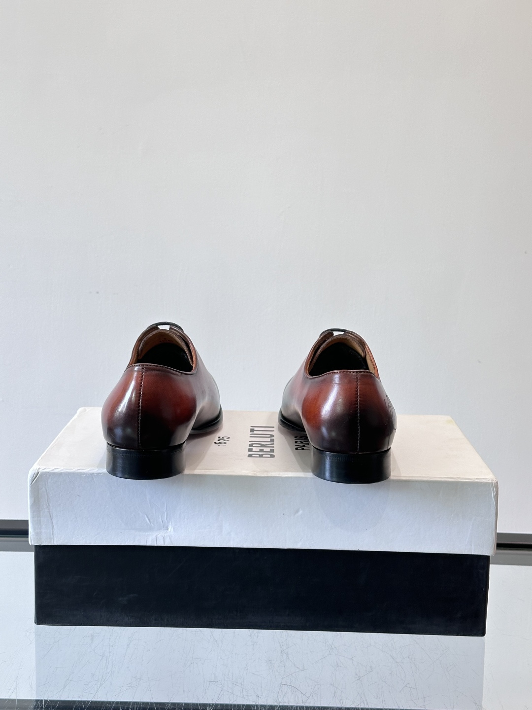 BERLUTI布鲁提男士商务正装皮鞋采用黑色光面软皮，鞋型修长，低调简约，适合搭配西装或休闲西裤。鞋底为