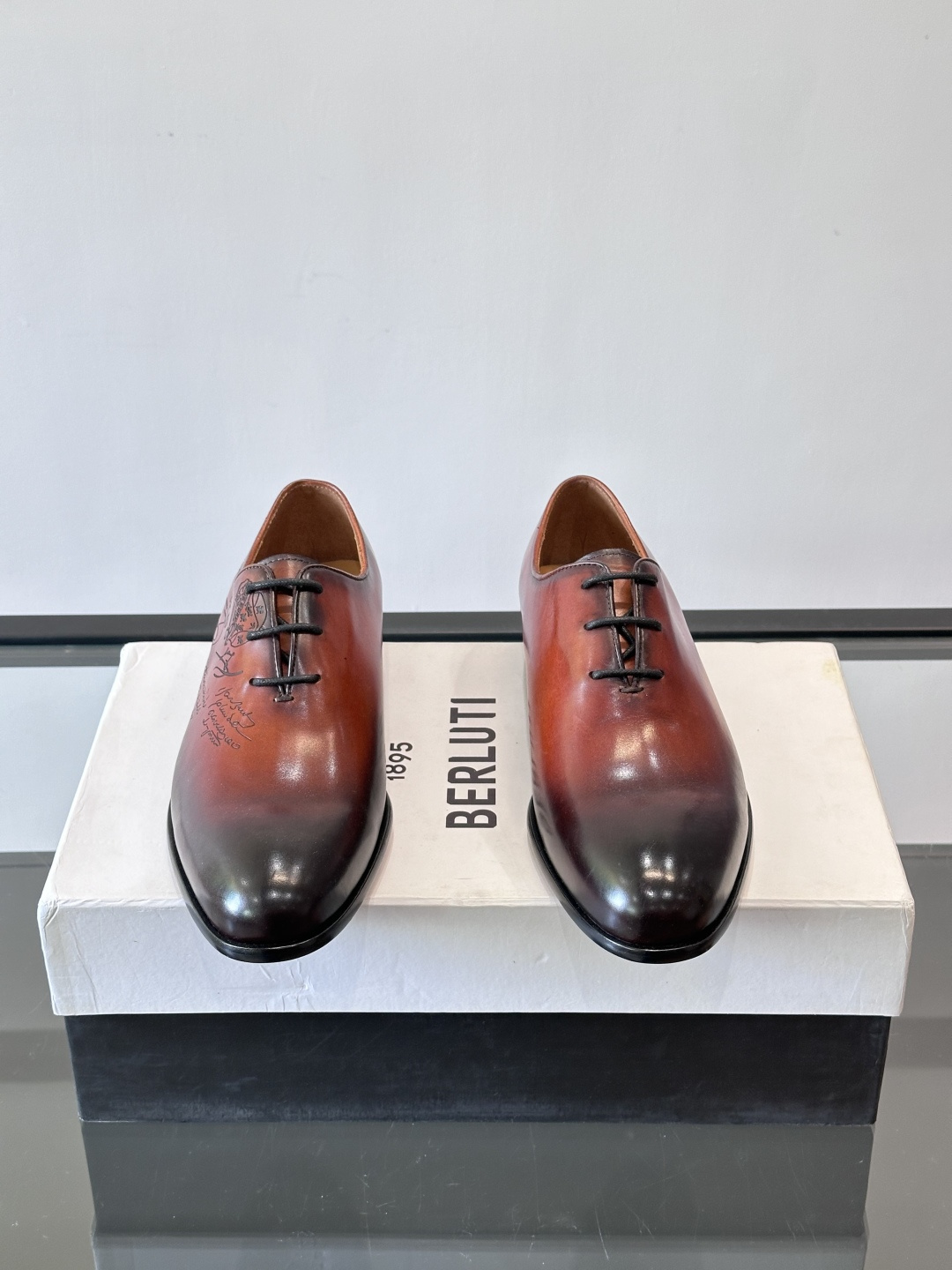 BERLUTI布鲁提男士商务正装皮鞋采用黑色光面软皮，鞋型修长，低调简约，适合搭配西装或休闲西裤。鞋底为