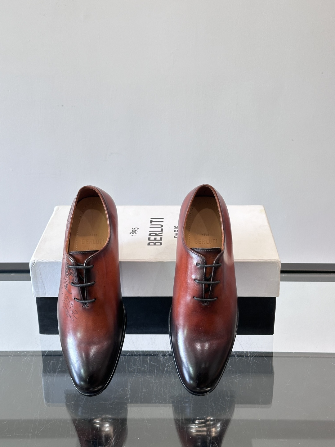 BERLUTI布鲁提男士商务正装皮鞋采用黑色光面软皮，鞋型修长，低调简约，适合搭配西装或休闲西裤。鞋底为