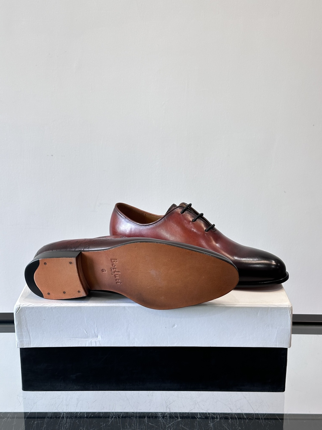 BERLUTI布鲁提男士商务正装皮鞋采用黑色光面软皮，鞋型修长，低调简约，适合搭配西装或休闲西裤。鞋底为