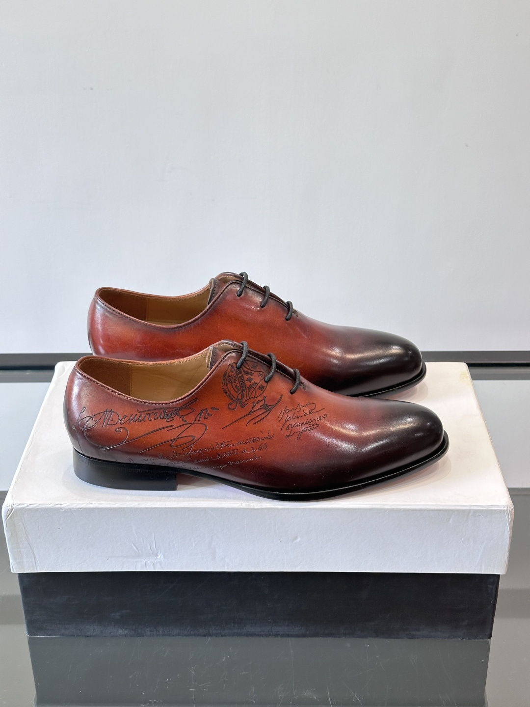 BERLUTI布鲁提男士商务正装皮鞋采用黑色光面软皮，鞋型修长，低调简约，适合搭配西装或休闲西裤。鞋底为