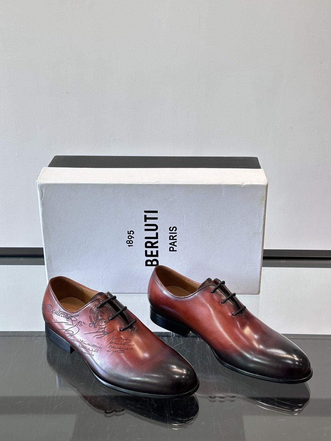 BERLUTI布鲁提男士商务正装皮鞋采用黑色光面软皮，鞋型修长，低调简约，适合搭配西装或休闲西裤。鞋底为