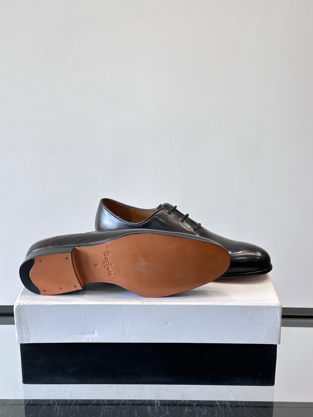 BERLUTI布鲁提男士商务正装皮鞋采用黑色光面软皮，鞋型修长，低调简约，适合搭配西装或休闲西裤。鞋底为