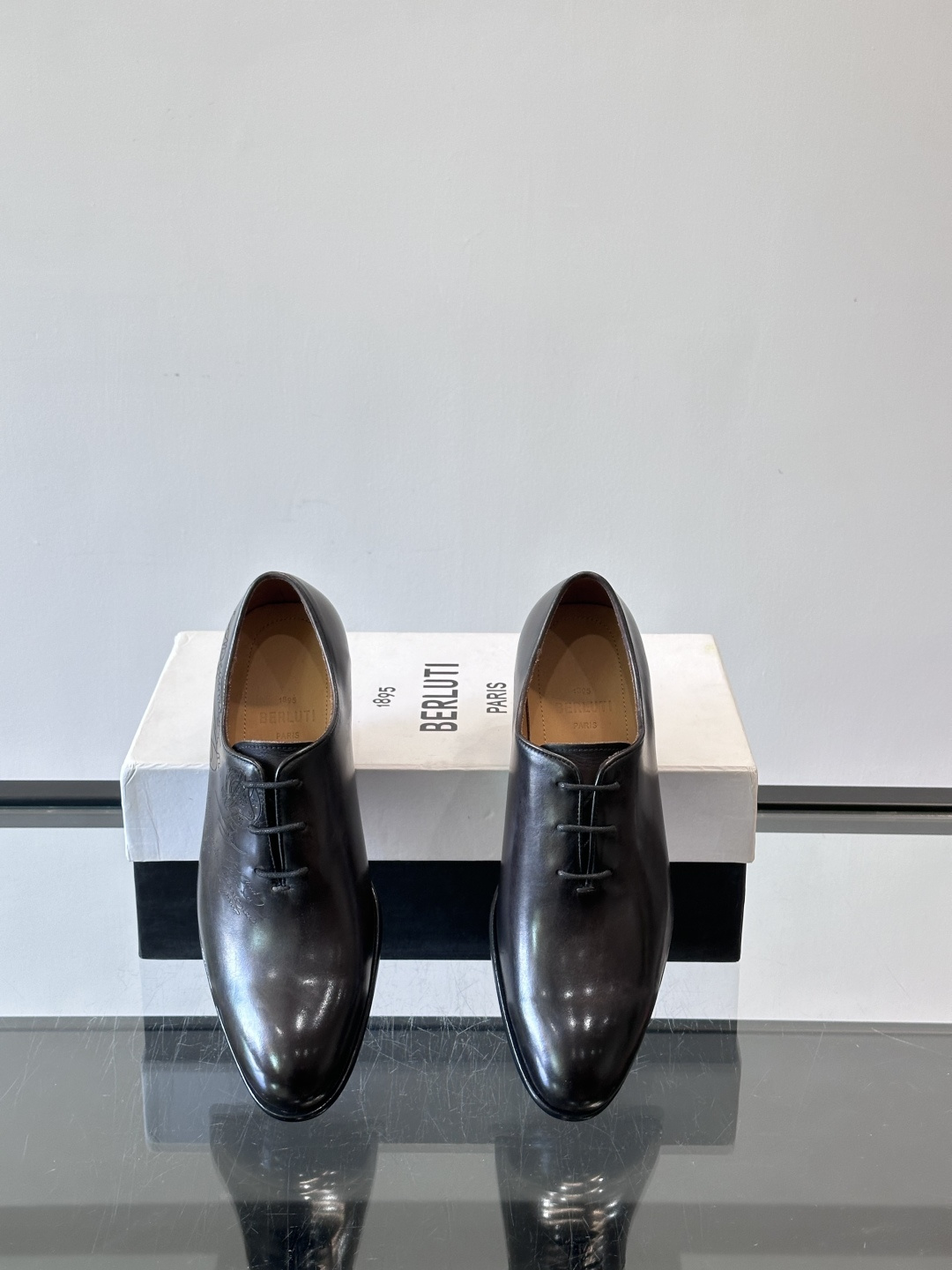 BERLUTI布鲁提男士商务正装皮鞋采用黑色光面软皮，鞋型修长，低调简约，适合搭配西装或休闲西裤。鞋底为