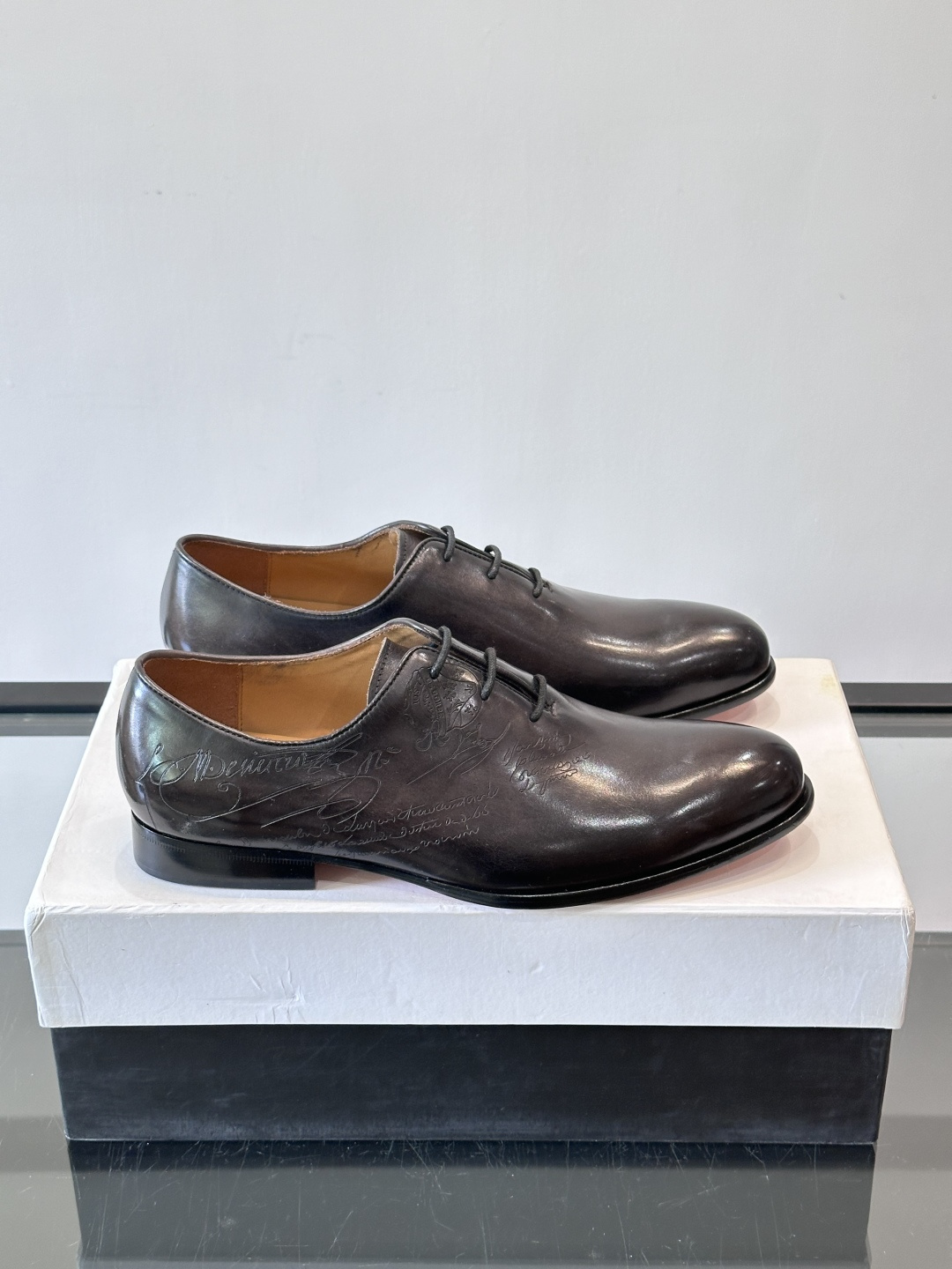 BERLUTI布鲁提男士商务正装皮鞋采用黑色光面软皮，鞋型修长，低调简约，适合搭配西装或休闲西裤。鞋底为